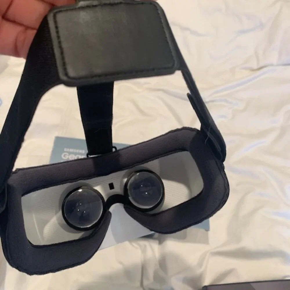 NEW SkullCandy, 2 GearVR Powered by Oculus and 1 Steelseries Stratus XL console